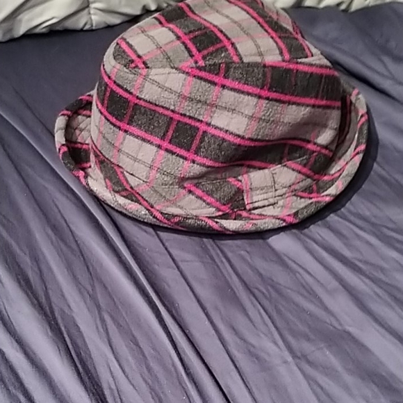 women's hat - Picture 1 of 4